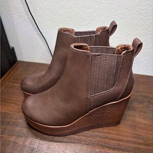 Athalia Wedges by b.o.c